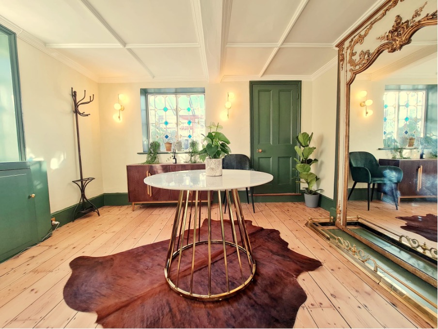 Is hardwood flooring sustainable | living room with hardwood flooring